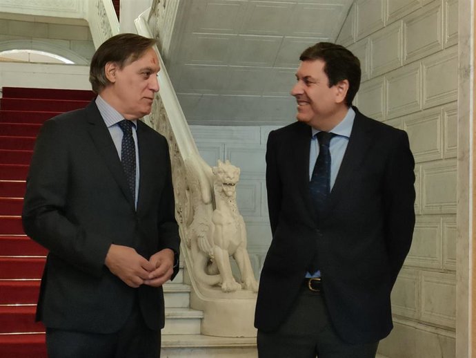El portavoz de la Junta, Carlos Fernández Carriedo (d), junto al alcalde de Salamanca, Carlos Fernández Carriedo (i), en el Ayuntamiento de Salamanca