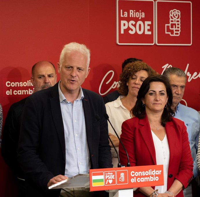 Pablo Hermoso de Mendoza, junto a Concha Andreu y María Marrodán al fondo.