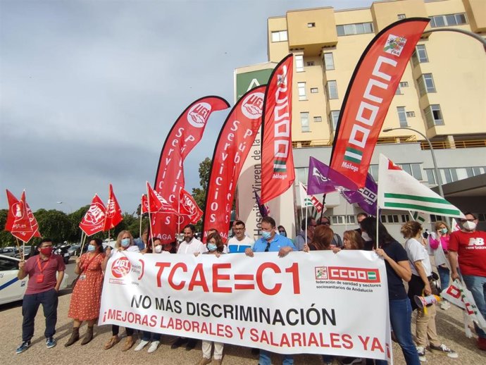 Archivo - Concentración para exigir mejoras para los técnicos en cuidados de enfermería del SAS.