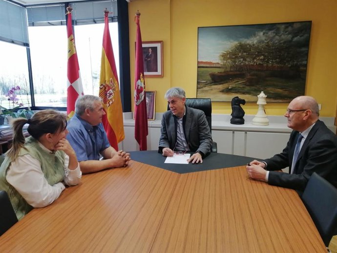 Encuentro entre el delegado territorial de la Junta, Eduardo Diego; el jefe del servicio de Movilidad, Juan Francisco Escanciano; y el alcalde de La Antigua, Francisco Javier Alonso.