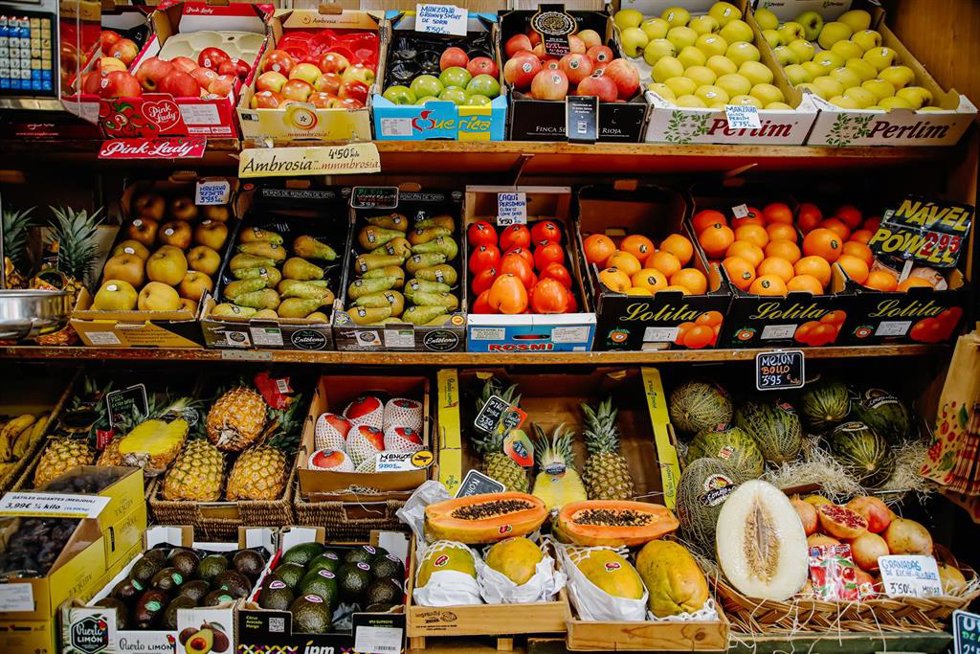 Archivo - Piezas de frutas y hortalizas en la frutería