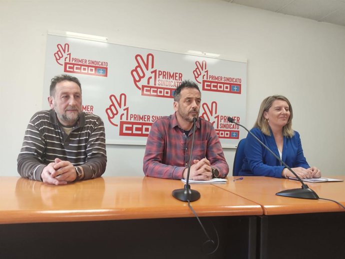 La secretaria general de la Unión Comarcal de CCOO del Oriente, Humildad Gutiérrez, el responsable de Acción Sindical de CCOO de Asturias, Gerardo Argüelles el máximo representante de la federación regional de Servicios, Alfredo García.