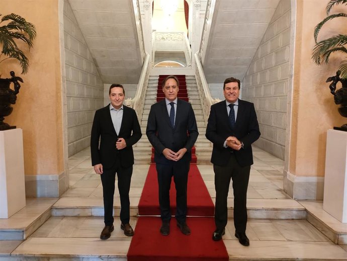El catedrático de IA de la USAL, Juan Manuel Corchado, el alcalde de Salamanca, Carlos García Carbayo, y el consejero Carlos Fernández Carriedo, de izquierda a derecha, en el Ayuntamiento de Salamanca