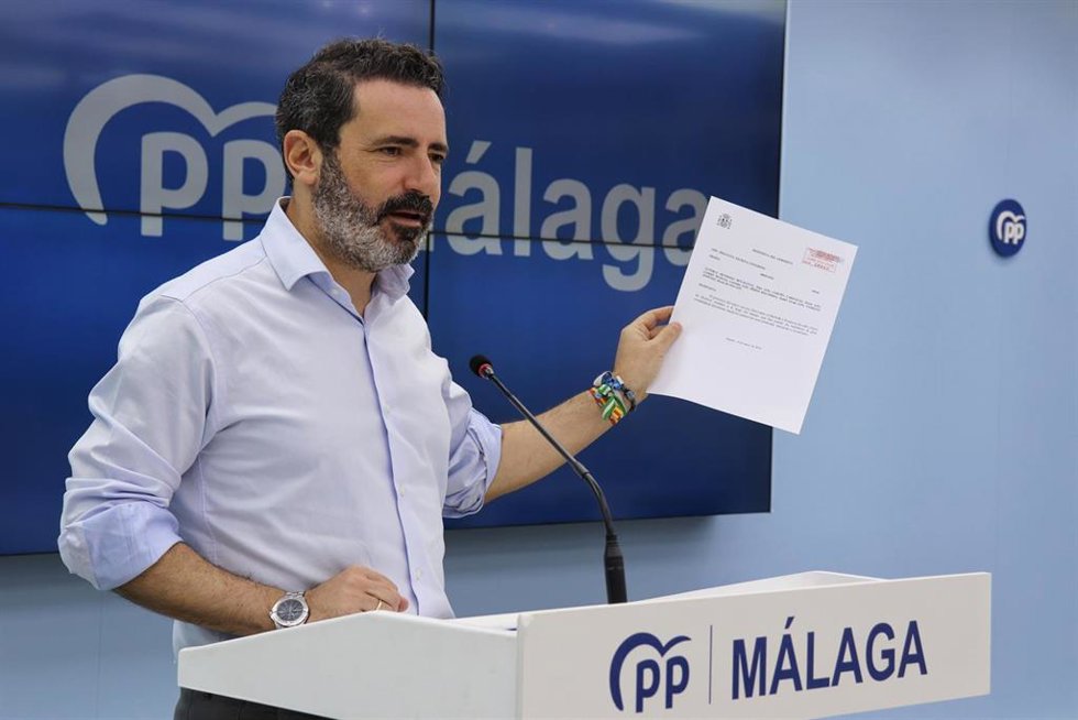 El secretario general del PP de Málaga, José Ramón Carmona, en rueda de prensa.