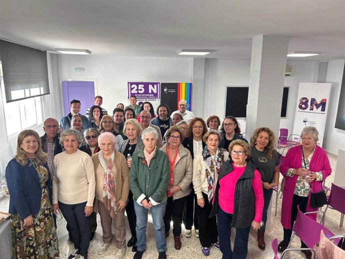 Foto de familia del primer encuentro de asociaciones y entidades locales organizado por el Consistorio algabeño.