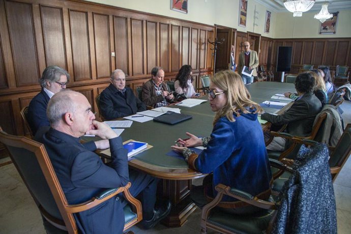 La consejera de Cultura, Turismo y Deporte, Eva Guillermina Fernández, en la Comisión Mixta Gobierno-Obispado, con la asistencia del prelado, Arturo Ros