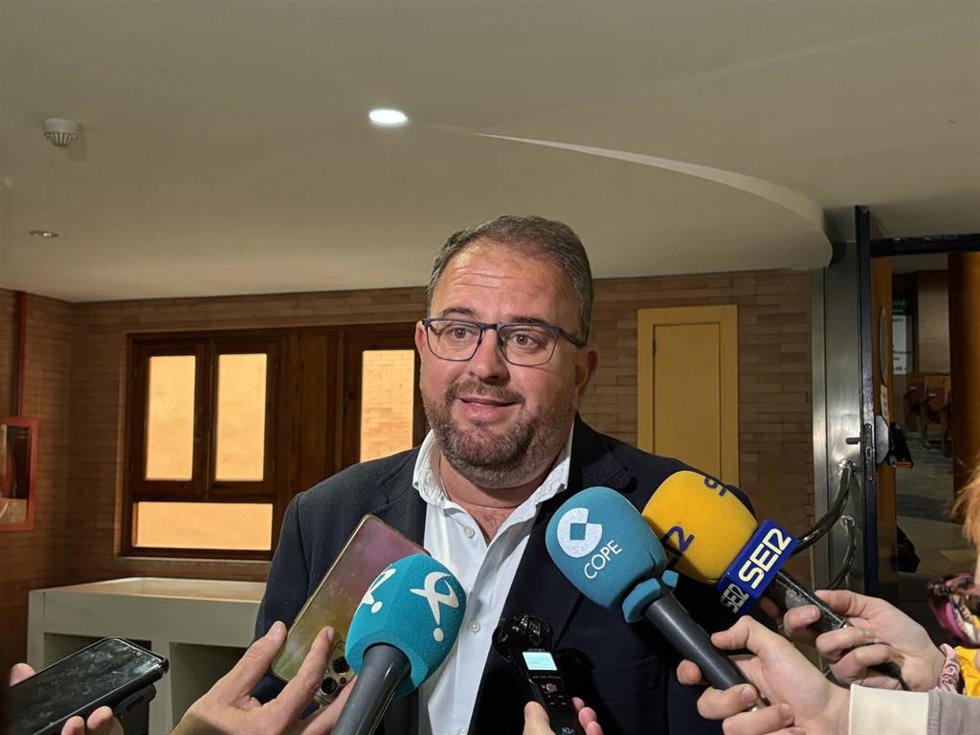 El alcalde de Mérida,Antonio Rodríguez Osuna, atiende a los medios momentos antes de comenzar el pleno del mes de marzo