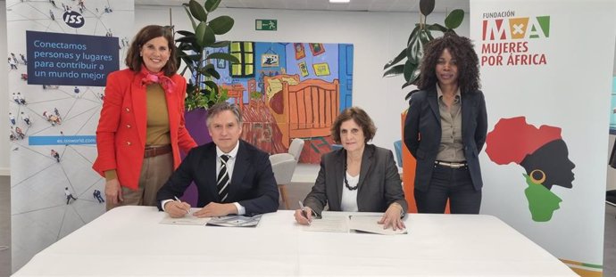 Firma del acuerdo entre la Fundación ISS y la Fundación Mujeres por África para formar a 100 mujeres marroquíes de la región de Nador con el objetivo de que consigan emleo en el sector turístico.