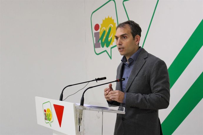 El coordinador general de IU Andalucía, Toni Valero, este lunes en rueda de prensa en Málaga.