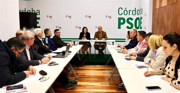 Crespín y Hurtado (centro, al fondo), durante la reunión en la sede provincial de su partido.