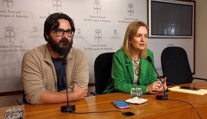 La diputada del Grupo Mixto Covadonga Tomé y el alcalde de Llanes, Enrique Riestra, en rueda de prensa.