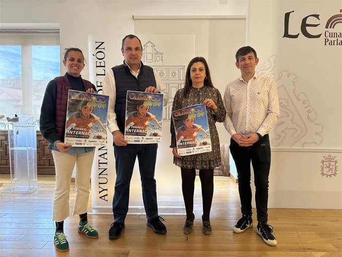 La concejala de Igualdad, Mercedes Escudero, junto con los organizadores del torneo.