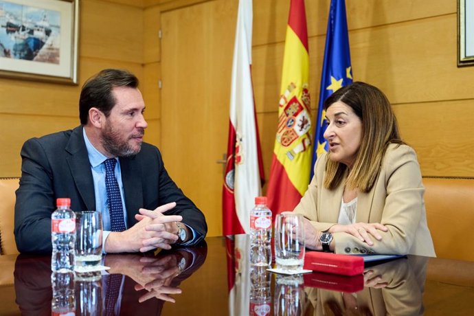 El ministro de Transportes, Óscar Puente, y la presidenta del Gobierno de Cantabria, María José Sáenz de Buruaga