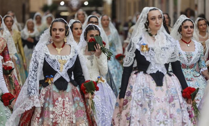 Imatge de falleres participant a València en l'ofrena floral de les Falles 2024 a la Verge dels Desemparats, patrona dels valencians.  
