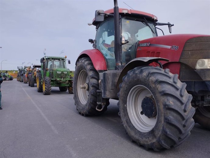 Caravana de tractores en la manifestación agrícola de este lunes en Huelva.