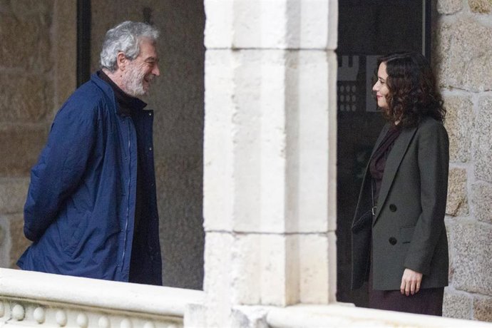 Archivo - El director del Gabinete de la Presidencia de la Comunidad de Madrid, Miguel Ángel Rodríguez, conversa con la presidenta de la Comunidad de Madrid, Isabel Díaz Ayuso.