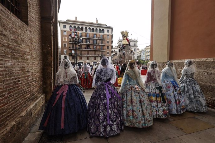 Varias falleras durante la ofrenda floral de las Fallas 2024 a la Virgen de los Desamparados. 