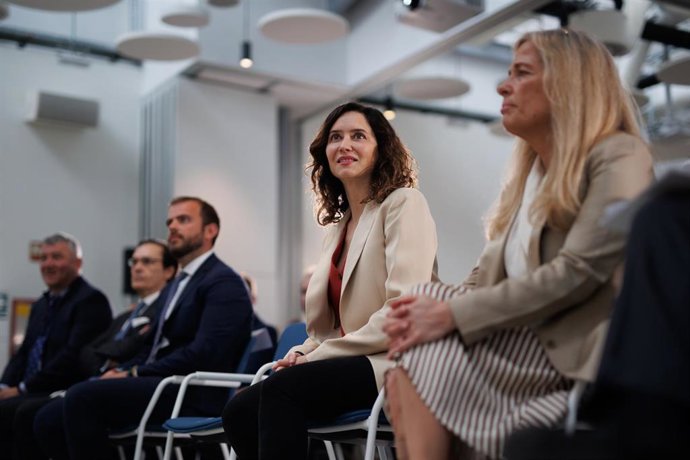 La presidenta de la Comunidad de Madrid, Isabel Díaz Ayuso y la consejera de Economía de la Comunidad de Madrid, Rocío Albert, durante su visita a las instalaciones de Finanzauto, a 18 de marzo de 2024, en Arganda del Rey, Madrid (España).