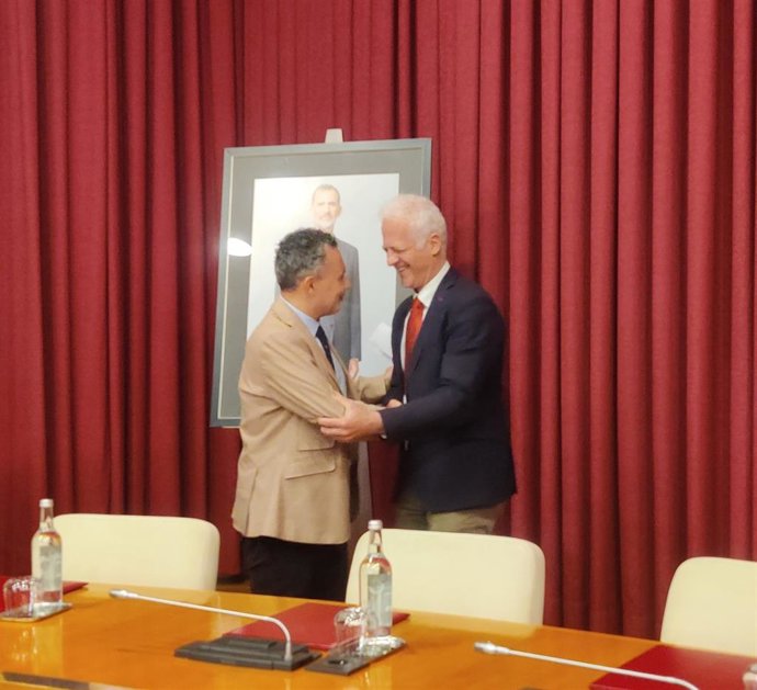 Archivo - Saludo cordial entre el alcalde en funciones, Pablo Hermoso de Mendoza -a la derecha- y el alcalde electo Conrado Escobar-a la izquierda- en un pleno ordinario del Ayuntamiento de Logroño