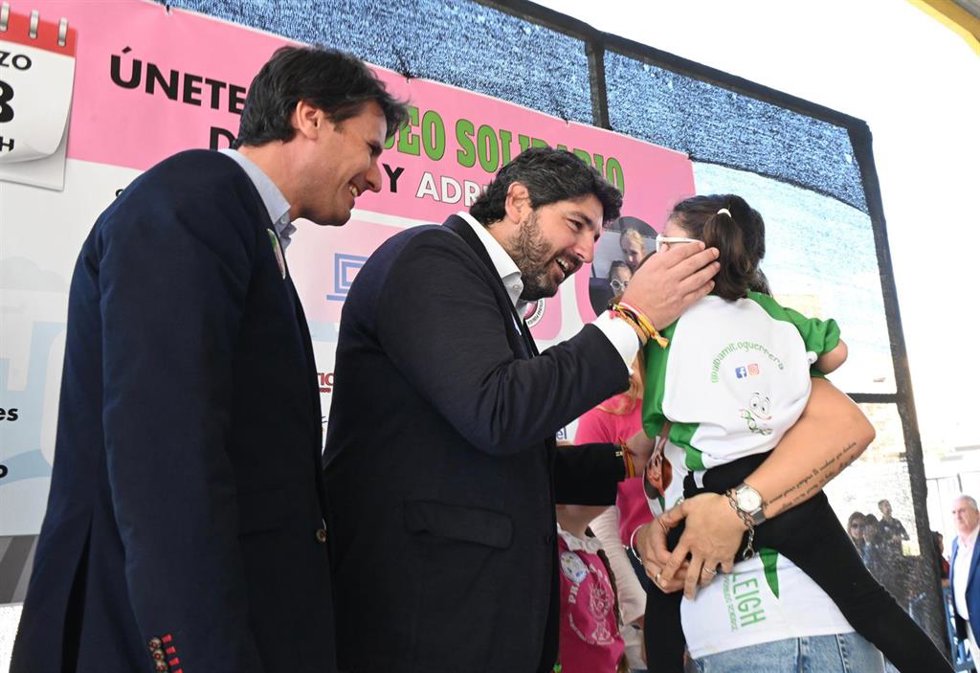 L presidente López Miras visita el Colegio San Antonio de Molina de Segura y participa en el paseo solidario