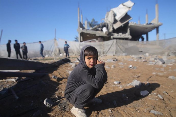 Un niño palestino frente a un edificio destruido por un bombardeo del Ejército de Israel contra la ciudad de Rafá, situada en el sur de la Franja de Gaza (archivo)