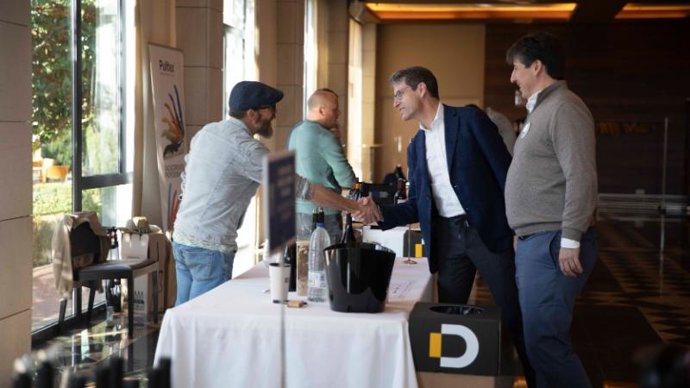 El presidente del Gobierno riojano, Gonzalo Capellán ha visitado el salón de Bodegas Familiares, donde medio centenar de estas bodegas han presentado la añada 2023