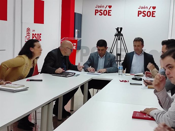 Reyes (c), en la reunión entre el grupo municipal del PSOE en Jaén y el grupo parlamentario.