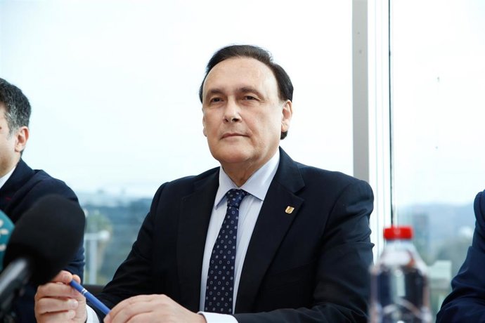 El consejero de Universidad, Investigación e Innovación, José Carlos Gómez Villamandos, durante su intervención en la inauguración de la Comisión de Defensa, a 13 de marzo de 2024, en Málaga, Andalucía (España). 