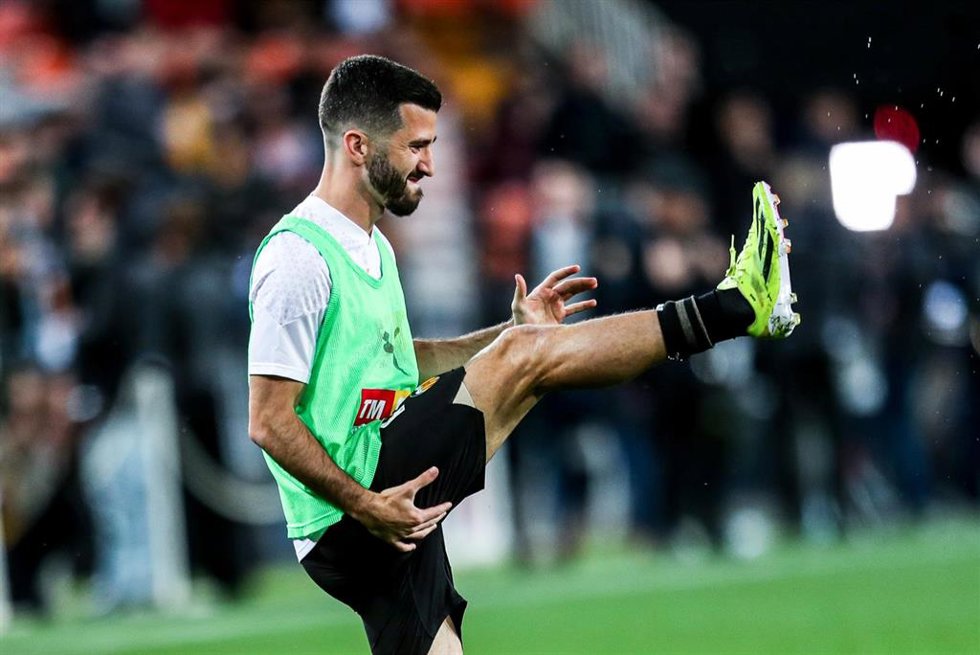 El lateral del Valencia CF José Luis Gay, en un calentamiento antes de enfrentarse al Real Madrid. 