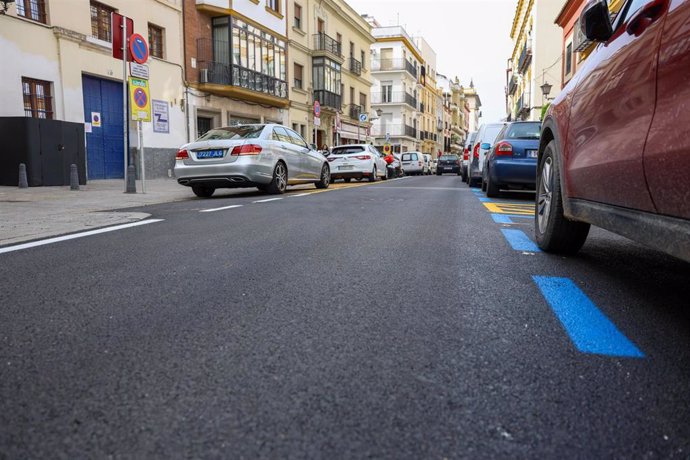 Reasfaltado en la calle Antonia Díaz, desde Adriano al Paseo Colón.