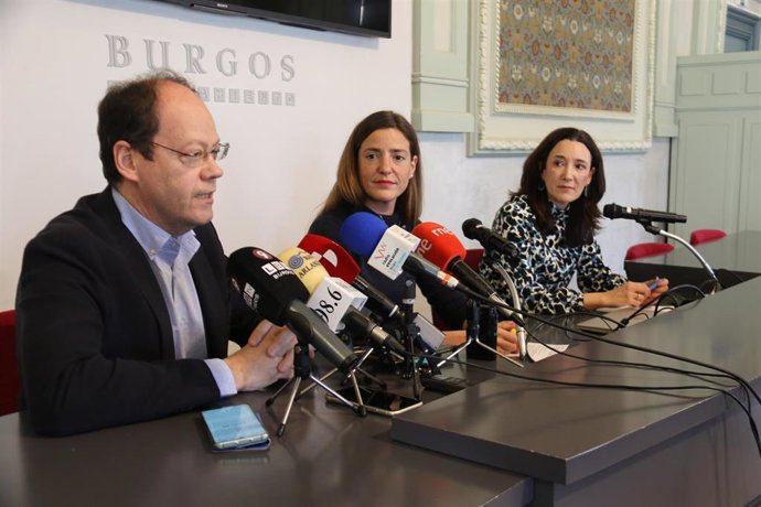 La concejala de Cultura, Marta Alegría acompañada del director del certamen, Diego Crespo, y de la directora general de Fundación Círculo, Laura Sebastián,