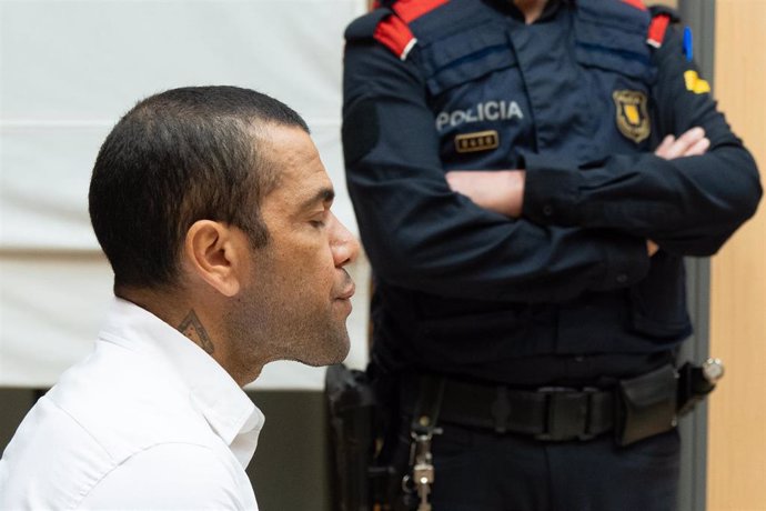 Archivo - El exfutbolista Dani Alves durante un juicio en la Audiencia de Barcelona, a 5 de febrero de 2024, en Barcelona, Catalunya (España).