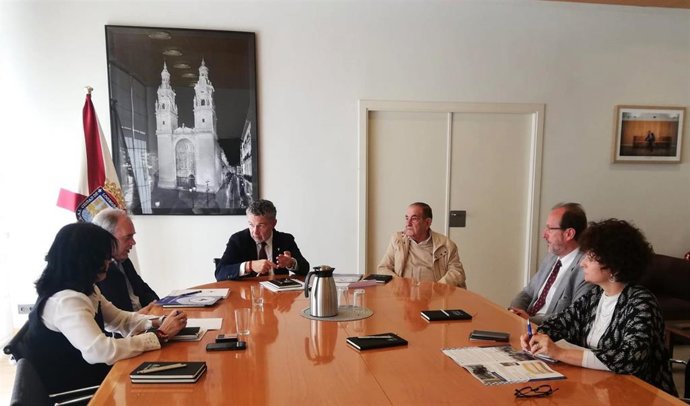 El alcalde de Logroño, Conrado Escobar, junto con las concejalas de Gobernanza y de Servicios Sociales, Celia Sanz y Patricia Sainz, ha mantenido esta mañana una reunión de trabajo con miembros de la junta directiva de Cocina Económica de Logroño.
