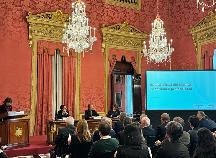 Presentación del informe sobre inserción de los estudios de la FP de Catalunya, con los consellers Roger Torrent y Anna Simó, el presidente del Consell General de Cambres, Josep Santacreu, y la directora de FP, Mercè Chacón, este lunes en Barcelona