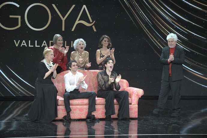 Archivo - Los presentadores Javier Ambrossi y Javier Calvo posan con (i-d) las actrices Cecilia Roth, Antonia San Juan, Marisa Paredes, Penélope Cruz y el director Pedro Almodóvar, durante la gala de la 38 edición de los Premios Goya, en el Auditorio Feri