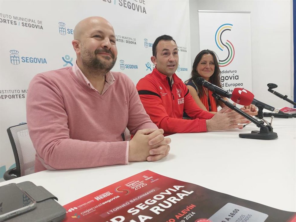 El concejal de Deportes, Jesús Garrido (izda), el representante de Balonmano Nava, Carlos Villagrán, y la directora de la Fundación Caja Rural, Beatriz Serrano.