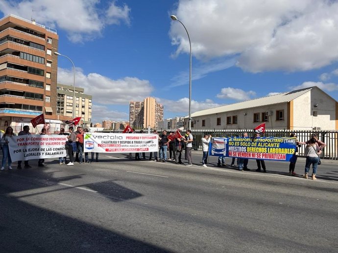 Archivo - Imagen de archivo de una manifestación de los conductores de La Alcoyana en Alicante.
