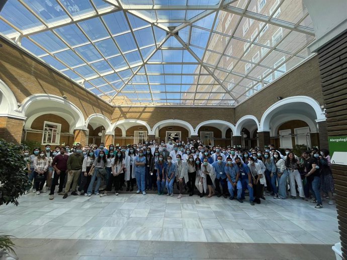 Jornada de puertas abiertas para médicos residentes en el patio general del Virgen del Rocío, en foto de archivo.