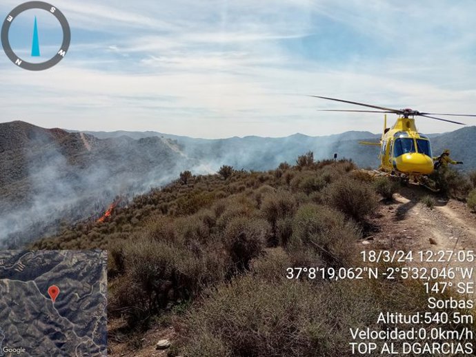 Medio del Infoca trabajan en la extinción del incendio en Sorbas (Almería)