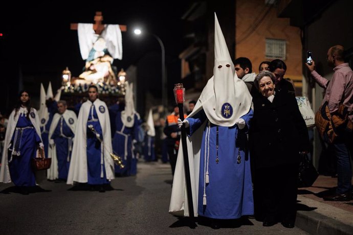 Archivo - Cofrades y penitentes durante la procesión del Santo Sepulcro, durante el Viernes Santo, a 7 de abril de 2023, en Parla, Madrid (España).
