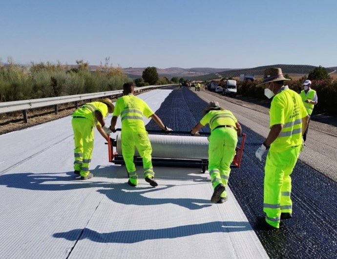 Colocación de geomalla en la rehabilitación del firme en la A-45, en la provincia de Córdoba.