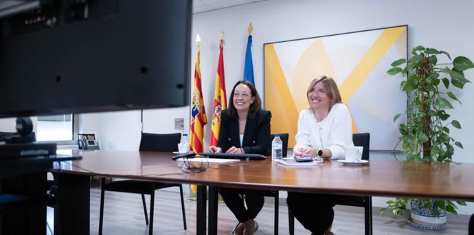 La consejera de Bienestar Social y Familia del Gobierno de Aragón, Carmen Susín, y la directora general de Inclusión Social y Voluntariado, María Charte.