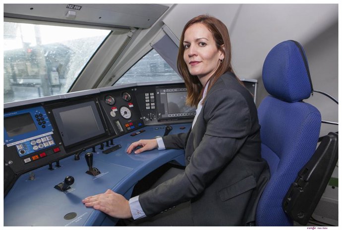 Archivo - Maquinista de Renfe en la locomotora de un tren