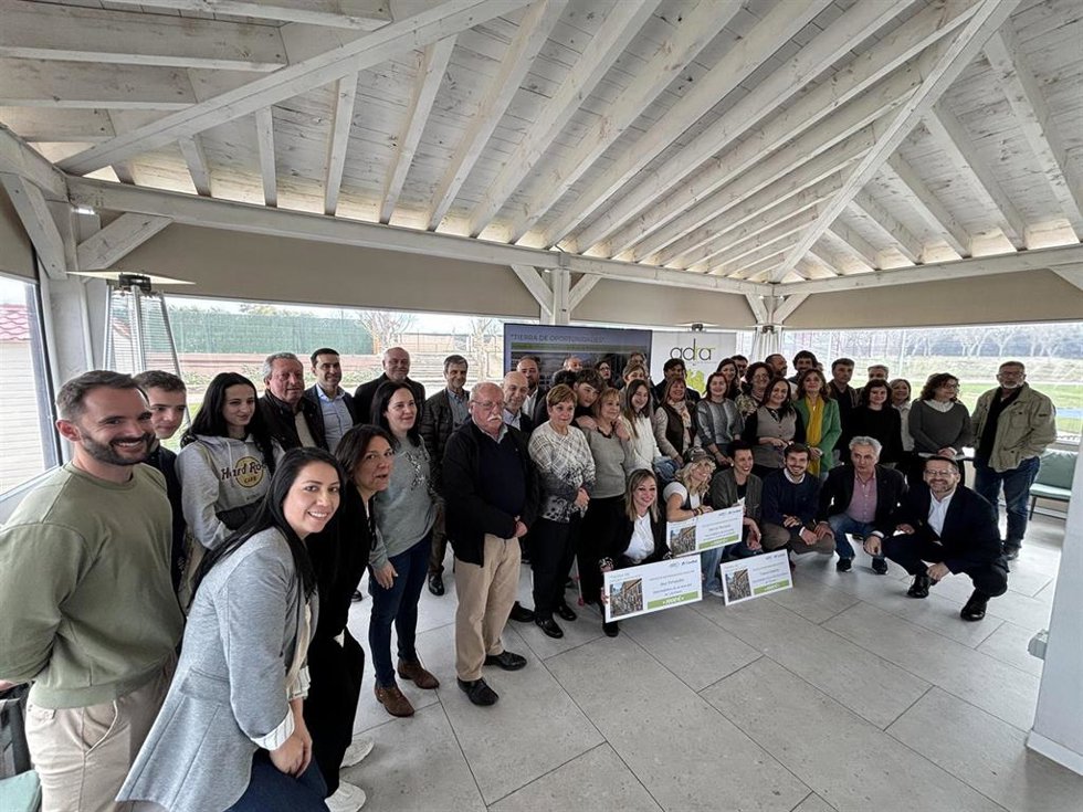 Las emprendedoras con los promotores y alcaldes de los municipios donde se ubicarán los proyectos y todos los asistentes a la jornada 'Tierra de oportunidades'