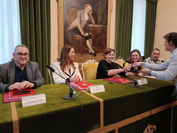 La alcaldesa de Gijón, Carmen Moriyón (Foro),  preside la firma del pacto de concertación local 'Gijón Futuro', en el Salón de Recepciones Municipal.