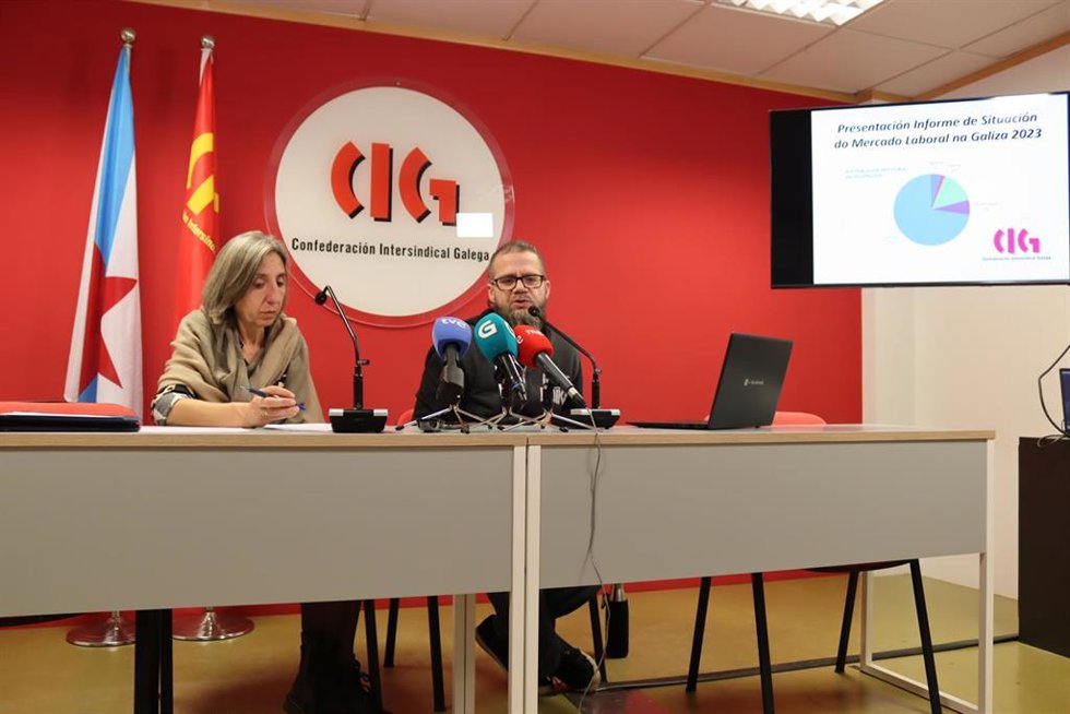 La responsable del gabinete de Economía de la CIG, Natividad López, y el secretario confederal de Departamentos Técnicos del sindicato, Renato Núñez, en rueda de prensa.