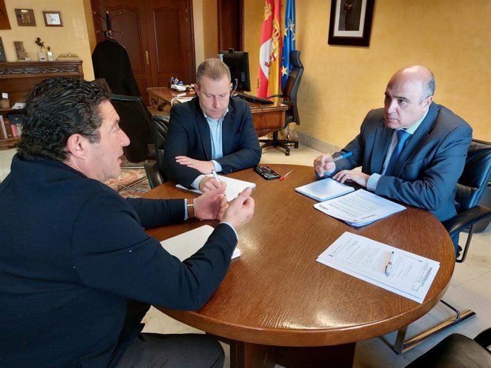 El subdelegado del Gobierno en Valladolid ofrece ayuda a Viana para paliar los efectos de la crecida del río.