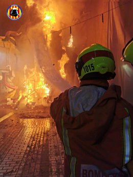 El Consorcio Provincial de Bomberos de Valencia desplegará su dispositivo especial para la 'Nit de la Crem', integrado por 350 personas y 153 vehículos, que trabajarán para que ardan con todas las garantías más de 250 fallas en toda la provincia.