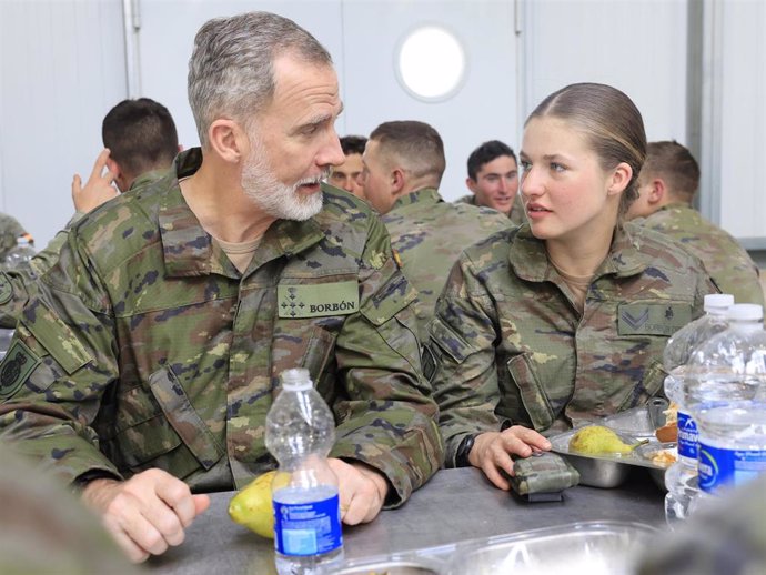 El Rey Felipe ha visitado a su hija la Princesa Leonor durante sus ejercios de entrenamiento militar en el Centro Nacional de Adiestramiento de San Gregorio