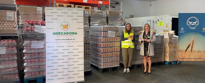 La directora de Relaciones Externas de Mercadona en Extremadura, Maribel Martín-Romo, hace entrega de 9.000 kilos de alimentos a la gerente de la Fundación Banco de Alimentos de Badajoz, Carmela de Lope